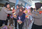 *Polwan Polda Jabar Bagikan Makanan Ringan untuk Anak - Anak Pengungsi Terdampak Bencana Alam Tanah Longsor di Cisarua*