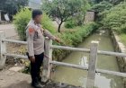 Bhabinkamtibmas Desa Arjawinangun mengontrol  Debit air aliran sungai Arjawinangun  dalam rangka Antisipasi banjir.