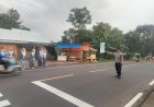 Polsek Beber melaksanakan Giat Rutin PH pengaturan lalu lintas di SMAN 1 BEBER.