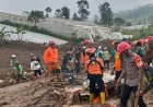 Tim SAR Batalyon B Pelopor Sat Brimob Polda Jabar Terus Lakukan Pencarian Korban  Longsor di Pasirlangu