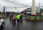 Sapa warga di Jalan raya, Kapolsek Pabuaran Polresta Cirebon AKP MUCH. SOLEH, SH. beserta Anggota Hadir melayani aktivitas masyarakat untuk wujudkan Kamseltibcarlantas.