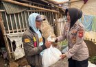 Personel Polda Jabar Blusukan, Door To Door Salurkan Ribuan Kantong Sembako untuk Penduduk Terdampak Longsor Pasir Langu Kec. Cisarua