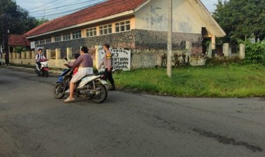 Polsek Sedong melaksanakan Giat Rutin PH pengaturan lalu lintas di pertigaan pasar Sedong.
