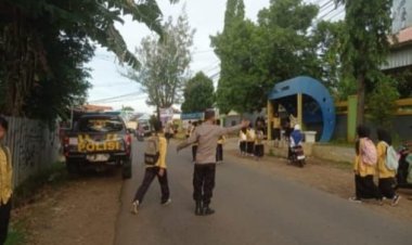 PH Pagi berikan pelayanan Prima kepada masyarakat dan anak sekolah SMPN 1 Susukan lebak.