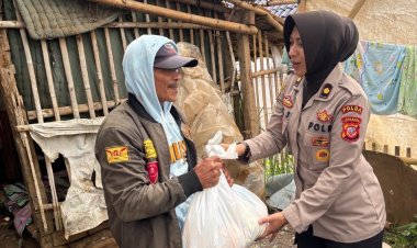 Personel Polda Jabar Blusukan, Door To Door Salurkan Ribuan Kantong Sembako untuk Penduduk Terdampak Longsor Pasir Langu Kec. Cisarua