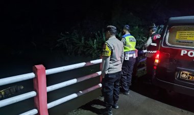 Patroli pengecekan Debit Air Sebagai Langkah Awal anggota  Polsek Arjawinangun Waspadai Bencana Banjir