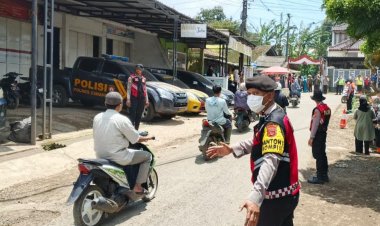 Polda Jabar lakukan pengamanan dan pengaturan lalu lintas penanganan bencana longsor di Pasirlangu Cisarua