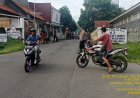 Polsek Sedong melaksanakan Giat Rutin PH pengaturan lalu lintas di pertigaan pasar Sedong.