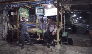 Kanit Binmas dan bhabinkamtibmas kontrol Poskamling di Desa Gegesik Kidul