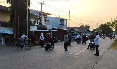 Polsek karangsembung laksanakan PH pagi di jalan raya karangwareng kecamatan karangwareng wujud kepedulian polri terhadap keselamatan masyarakat.