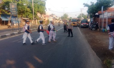 Polsek Losari Polresta Cirebon Laksanakan Pengaturan Lalu Lintas Pagi, Pastikan Kelancaran dan Keamanan