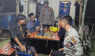 Patroli Malam Polsek Losari Polresta Cirebon Sambangi Warga di Jalan Cinta, Sampaikan Imbauan Kamtibmas