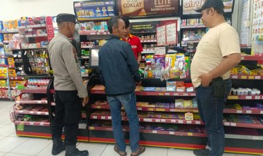 Kontrol mini market oleh anggota patroli polsek Astaanjapura Cegah Kejahatan dimalam hari